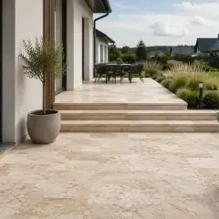 Piękny taras i schody z trawertynu, naturalnego kamienia, tworzą elegancką przestrzeń wokół nowoczesnego domu z ogrodem.