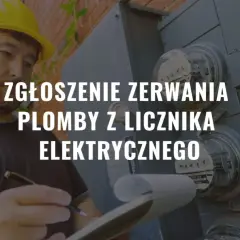 Zgłoszenie zerwania plomby z licznika elektrycznego. Pracownik w kasku notuje dane przy licznikach.