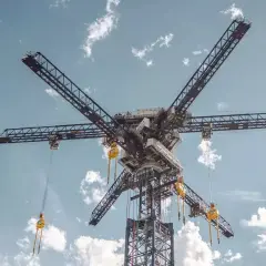 Gigantyczna konstrukcja z ramionami, przypominająca gwiazdę, to innowacyjny grawitacyjny magazyn energii.
