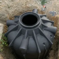 Rozpoczęcie montażu szamba plastikowego. Zbiornik czeka na umieszczenie w wykopie.