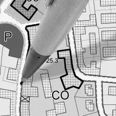 Ołówek zaznacza na mapie działki, wyznaczając nieprzekraczalna linia zabudowy. Widoczny parking (P) i oznaczenia "CO", "LR".