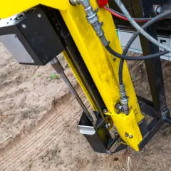 Żółta maszyna na ziemi, gotowa do pracy. Czy badania geotechniczne są obowiązkowe? Ten sprzęt pomoże to ustalić.