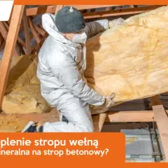 Ocieplenie stropu wełną mineralną na stropie betonowym. Pracownik w kombinezonie układa izolację.