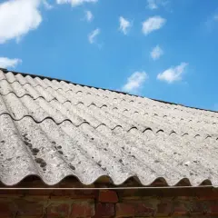 Stary dach pokryty eternitem, który zawiera azbest. Co to za materiał i jakie niesie zagrożenia?