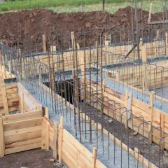 Drewniany szalunek i zbrojenie na budowie. To właśnie szalunek co to jest, tymczasowa konstrukcja do wylewania betonu.