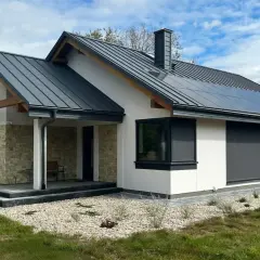 Nowy dom z panelami słonecznymi i kamienną elewacją, gotowy do zamieszkania. Pozwolenie na użytkowanie już jest!