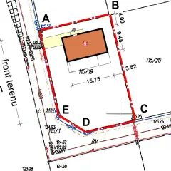 Plan działki z zaznaczonym budynkiem i wymiarami. Widać tu intensywność zabudowy, która jest kluczowa dla zagospodarowania terenu.