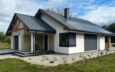 Nowy dom z panelami słonecznymi i kamienną elewacją, gotowy do zamieszkania. Pozwolenie na użytkowanie już jest!