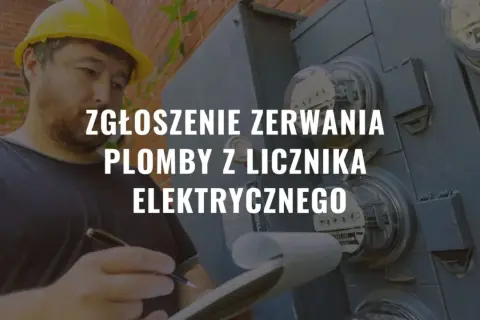 Zgłoszenie zerwania plomby z licznika elektrycznego. Pracownik w kasku notuje dane przy licznikach.