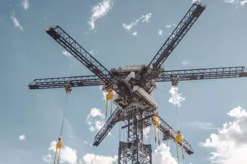 Gigantyczna konstrukcja z ramionami, przypominająca gwiazdę, to innowacyjny grawitacyjny magazyn energii.