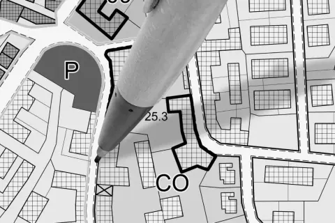 Ołówek zaznacza na mapie działki, wyznaczając nieprzekraczalna linia zabudowy. Widoczny parking (P) i oznaczenia "CO", "LR".