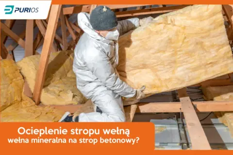 Ocieplenie stropu wełną mineralną na stropie betonowym. Pracownik w kombinezonie układa izolację.