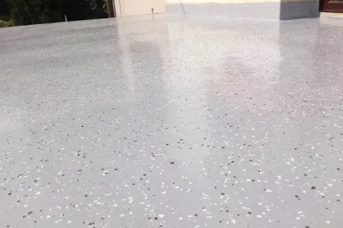 Szary kamienny dywan z płatkami. Dowiedz się, jak zrobić kamienny dywan, by uzyskać trwałą i estetyczną nawierzchnię.