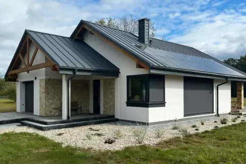 Nowy dom z panelami słonecznymi i kamienną elewacją, gotowy do zamieszkania. Pozwolenie na użytkowanie już jest!