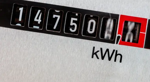 Licznik energii pokazuje 14750 kWh. Sprawdź, w jakich godzinach prąd jest najtańszy, by oszczędzać!