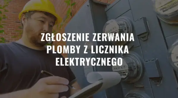 Zgłoszenie zerwania plomby z licznika elektrycznego. Pracownik w kasku notuje dane przy licznikach.