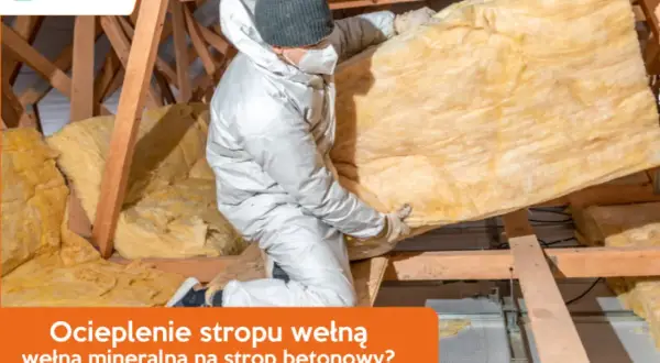 Ocieplenie stropu wełną mineralną na stropie betonowym. Pracownik w kombinezonie układa izolację.