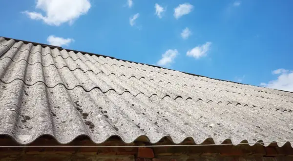 Stary dach pokryty eternitem, który zawiera azbest. Co to za materiał i jakie niesie zagrożenia?