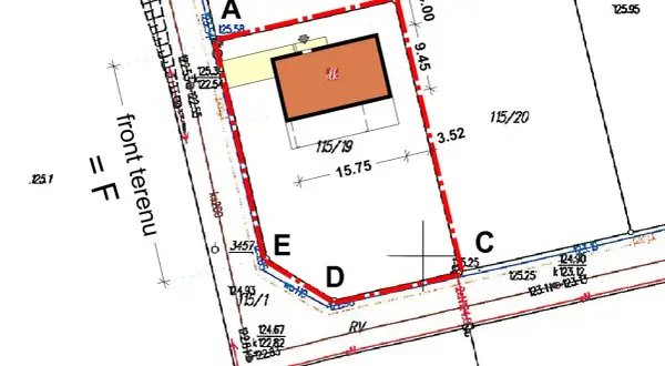 Plan działki z zaznaczonym budynkiem i wymiarami. Widać tu intensywność zabudowy, która jest kluczowa dla zagospodarowania terenu.