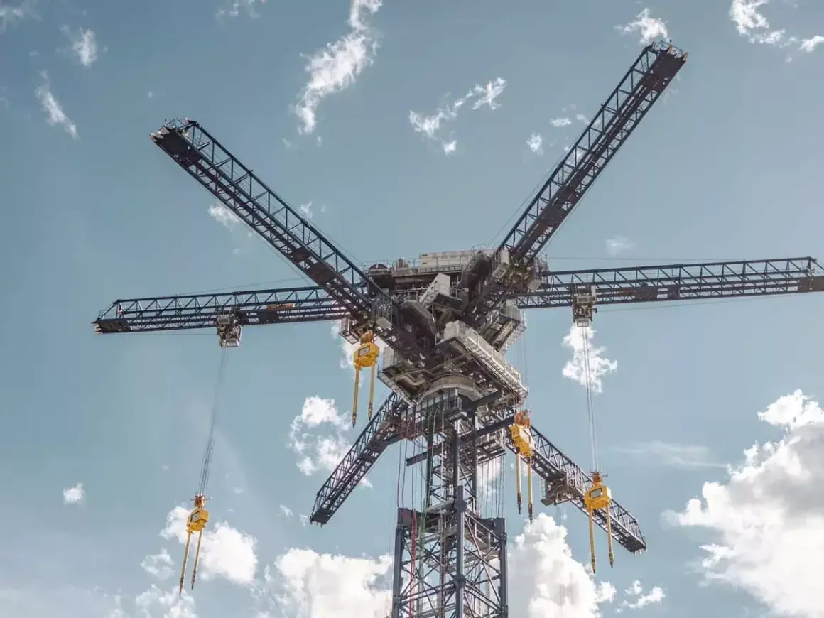 Gigantyczna konstrukcja z ramionami, przypominająca gwiazdę, to innowacyjny grawitacyjny magazyn energii.