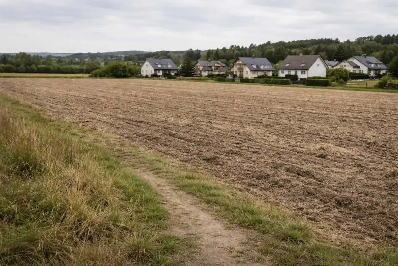 Działka rolna pod dom - jak sprawdzić, czy da się budować?
