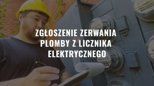 Zgłoszenie zerwania plomby z licznika elektrycznego. Pracownik w kasku notuje dane przy licznikach.