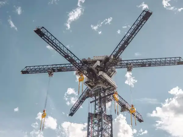 Gigantyczna konstrukcja z ramionami, przypominająca gwiazdę, to innowacyjny grawitacyjny magazyn energii.