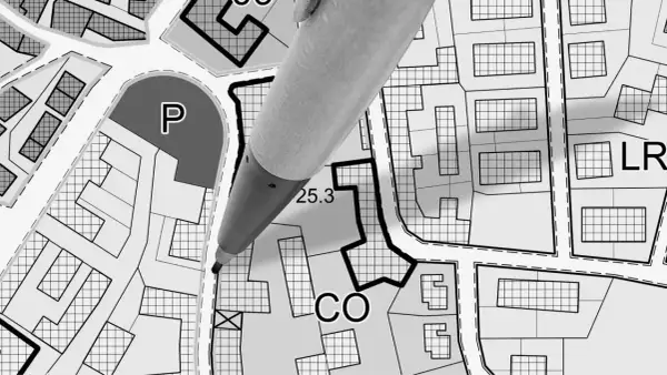 Ołówek zaznacza na mapie działki, wyznaczając nieprzekraczalna linia zabudowy. Widoczny parking (P) i oznaczenia "CO", "LR".