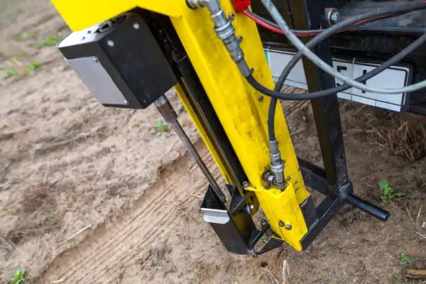 Żółta maszyna na ziemi, gotowa do pracy. Czy badania geotechniczne są obowiązkowe? Ten sprzęt pomoże to ustalić.